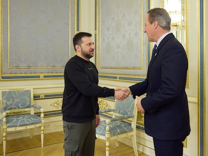 El presidente de Ucrania, Volodímir Zelenski, recibía este jueves en el palacio presidencial de Kiev al recién nombrado ministro de Exteriores y ex primer ministro británico, David Cameron.