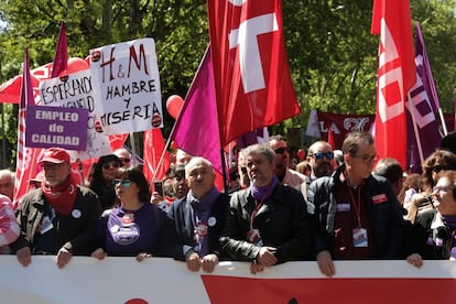 Los secretarios generales de CCOO, Unai Sordo (3d), y UGT, Pepe Álvarez (3i), encabezan la manifestación celebrada en Madrid.