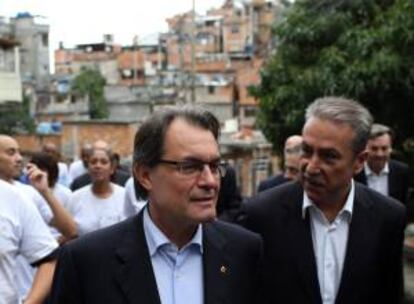 El presidente de la Generalitat de Cataluña, Artur Mas (i), visita el proyecto social "Criança Esperança" hoy, martes 9 de julio de 2013, en la favela Cantagalo de Río de Janeiro (Brasil).