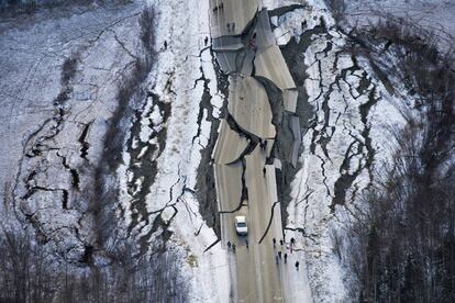 Vista aérea de los daños en Vine Road, al sur de Wasilla (Alaska), después de los terremotos del viernes 30 de noviembre de 2018.