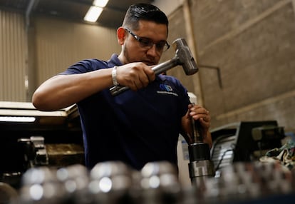 Un hombre trabaja en una fábrica de piezas metálicas para uso industrial, en Apodaca, México, el 11 de marzo de 2025.