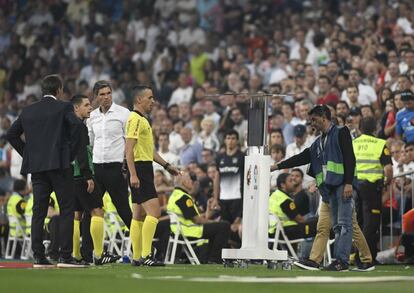 El árbitro Jaime Latre acude al asistente de video (VAR) momentos antes de dar el segundo gol al Real Madrid.