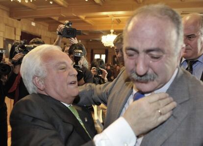 José Manuel Freire Couto, alcalde de Barbadás, con lágrimas se despiden de José Luis Baltar cuando dimitió de la presidencia de la Diputación de Ourense.