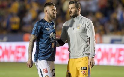 El saludo entre Ménez y Gignac.