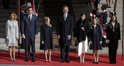 La presidenta del Congreso de los Diputados, Meritxell Batet; el presidente del Gobierno, Pedro Sánchez; la princesa Leonor; el rey Felipe VI: la reina Letizia; la infanta Sofía, y la presidenta del Senado, Pilar Llop.