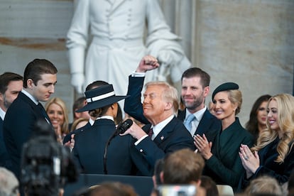 Trump saluda con el pu?o en alto, rodeado de su familia, tras prestar juramento en el Capitolio.