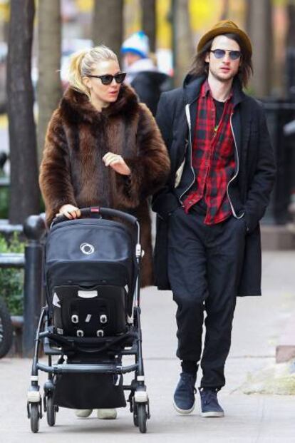 Sienna Miller con su hija, su Bugaboo y su novio Tom Sturridge en Nueva York en 2012.