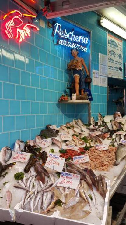 La pescadería Azzurra, en el barrio de los Españoles de Nápoles.