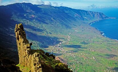 Vistas de El Golfo desde el mirador de Jinama, en El Hierro.