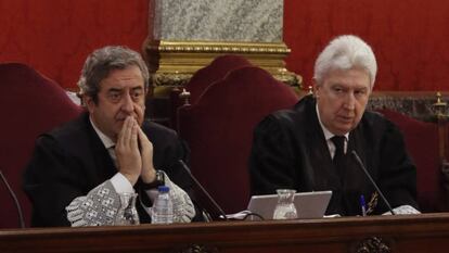 Los fiscales Javier Zaragoza y Fidel Cadena, durante una sesión del juicio del 'procés' en el Tribunal Supremo en 2019.