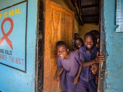 Mensaje que promueve la abstinencia como forma de prevenir el sida en una escuela de Zambia, en una imagen de archivo. La pintada reza: "El sida es real, el sida mata. La abstinencia es lo mejor".