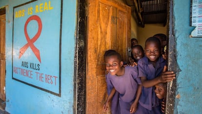 Mensaje que promueve la abstinencia como forma de prevenir el sida en una escuela de Zambia, en una imagen de archivo. La pintada reza: "El sida es real, el sida mata. La abstinencia es lo mejor".