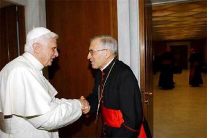 El cardenal Rouco estrecha la mano de Benedicto XVI en el Vaticano.