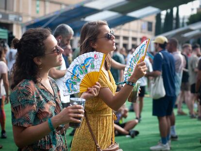 Dos asistentes a la edición de 2019 del festival de música Sónar de Barcelona.