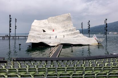 Un grupo de actores, en el ensayo general de 'Madame Butterfly' para el festival de Bregenz, en la localidad austriaca, este martes. 