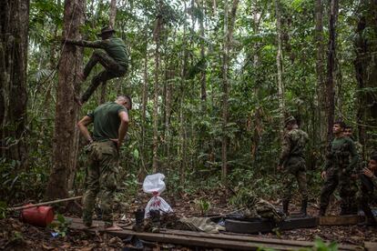 En vez de acabar con la producción de cocaína en Colombia, las politicas prohibicionistas de la guerra contra las drogas ha empujado la producción de cocaína a lugares cada vez más remotos en la Amazonia. En esta imagen, un soldado trepa un árbol para intentar agarrar señal de radio para poder comunicarse con la base de la 22a Brigada de Selva en San José del Guaviare después de la destrucción de un laboratorio de cristalización en una zona remota.