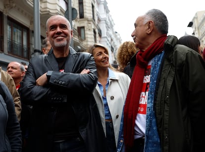 La vicepresidenta segunda del Gobierno y ministra de Trabajo, Yolanda Díaz, acompañada de los secretarios generales de CCOO y UGT, Unai Sordo (i) y Pepe Álvarez (d), participan en la manifestación del Primero de Mayo en Madrid.