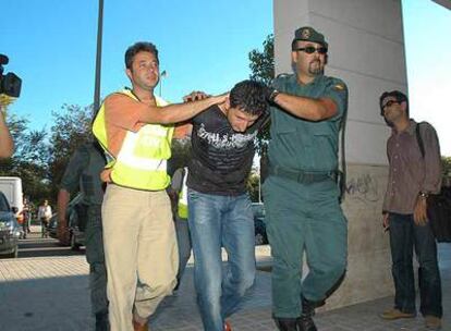 Guardias civiles trasladan el pasado viernes al Juzgado de Vilanova i la Geltrú a uno de los detenidos.