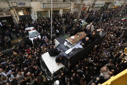 Varios hombres custodian el féretro del fallecido expresidente Akbar Hashemí Rafsanyaní trasladado sobre un camión durante su funeral en Teherán (Irán).