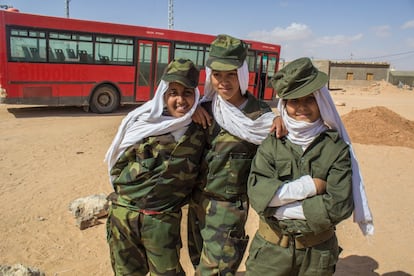 Biya, Jadiyetu e sua amiga (de 9 e 10 anos) frequentam a escola Tichla, dentro do campo de Auserd. Participam uniformizadas de um desfile em homenagem a Brahim Gali, o novo secretário-geral da Frente Polisario, em substituição a Mohammed Abdelaziz, que morreu no ano passado. A vestimenta militar representa o desejo de muitos saarianos de retomarem a luta armada. No colégio, os meninos e meninas cantam o hino do Saara Ocidental todos os dias antes do início das aulas, enquanto hasteiam a bandeira. A letra fala dos mártires e do sofrimento do povo saariano. A imagem dessas crianças em fila recitando as palavras remete a uma rigorosa hierarquia própria de um Estado militar. “Marrocos terá que resolver este conflito antes que os jovens cheguem à direção política da RASD, porque então não conseguirá mais pará-los”, diz Mansur Mohammed Fedel, representante da União de Jovens Saarianos (UJSario).