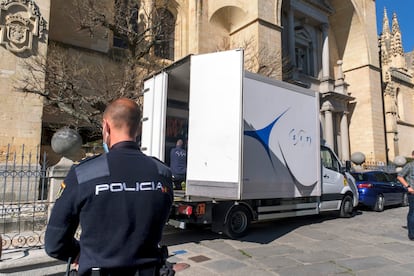 La policía custodió el camión que transportó el incunable desde Segovia hasta Madrid.