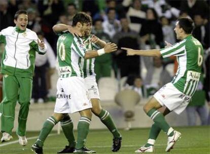 Los jugadores béticos celebran un gol