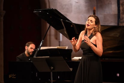 La soprano Sabina Puértolas acompañada del pianista Rubén Fernández Aguirre.