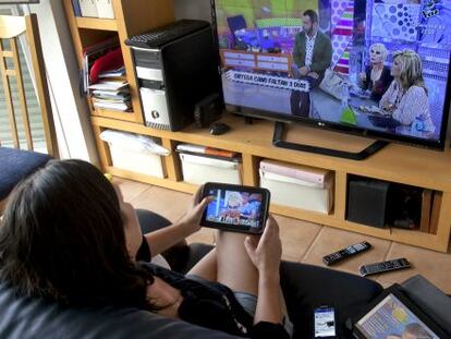 Una mujer ve la televisión.