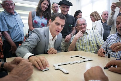Albert Rivera juega una partida de dominó con un grupo de jubilados, en el Casal de Gent Gran Taulat, Barcelona.