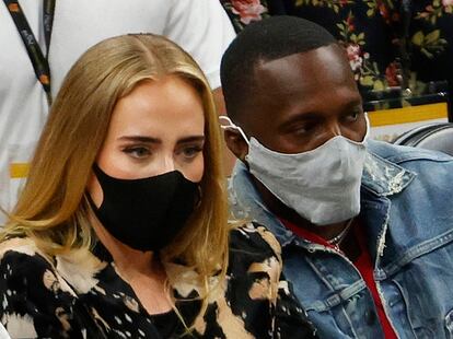 Adele y Paul Rich en un partido de la NBA en Phoenix, Arizona, en julio de 2021.