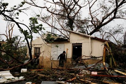 Ricardo Roselló, el gobernador de Puerto Rico, informó este miércoles de que "hay muchas inundaciones y mucho daño a las infraestructuras" de la isla. Roselló añadió que "el sistema de telecomunicaciones está parcialmente caído y la infraestructura de energía está completamente caída" en el país. En la imagen, un hombre observa los daños que ha sufrido su casa en Guayama, Puerto Rico tras el paso del huracán María.