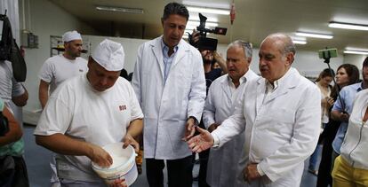 Fernández Díaz en una visita este jueves a una panificadora.