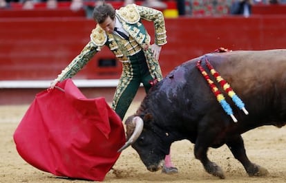 El valenciano Rom&aacute;n en un muletazo con la derecha a su primer toro.