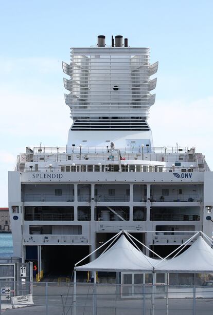 El crucero Splendid, de la compañía GNV, funciona desde marzo como improvisado hospital temporal en Génova, en la región de Liguria (Italia). Es del año 1994 y tiene 456 habitaciones, 24 suites y dos cabinas para personas con movilidad reducida, que ahora acogen a pacientes de coronavirus en cuarentena. Foto del 25 de marzo.