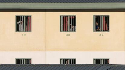 Varios inmigrantes en el Centro Penitenciario Malaga II, ubicado en Archidona.