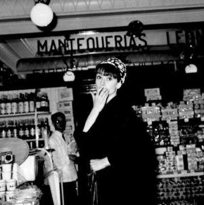 Audrey Hepburn de compras Mantequerías Leonesas, en el barrio de Salamanca, en 1966.