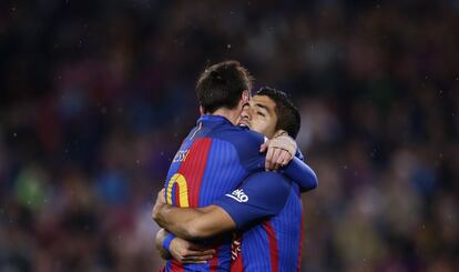Lionel Messi celebra después de anotar con su compañero de equipo Luis Suárez.