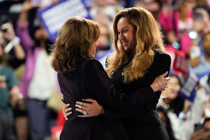 Kamala Harris con Beyoncé, el pasado 25 de octubre en Houston, en un acto de la campaña electoral de la candidata demócrata.