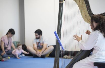 Un bebé y sus padres, en 'Pía-pía, arpía'.