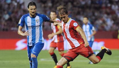 Muniesa se dispone a jugar el balón ante la mirada de Kuzmanovic.