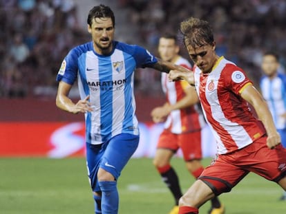 Muniesa se dispone a jugar el balón ante la mirada de Kuzmanovic.