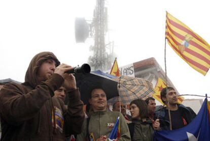 Concentración ante el repetidor de TV-3 en Carrasqueta (Alicante) contra la orden de clausura del Gobierno valenciano.