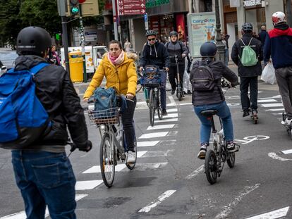 Usuarios del carril bici en una de las calles de Valencia.