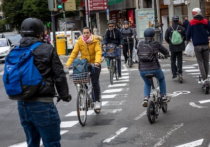 Usuarios del carril bici en una de las calles de Valencia.