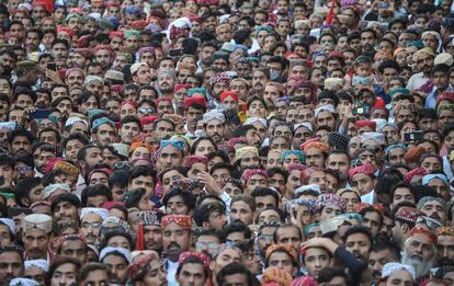 Una multitud de hombres paquistaníes visten gorras tradicionales de Sindhi cuando se reúnen para celebrar el 'Día del Ajrak Sindhi Topi', en Karachi, el 2 de diciembre de 2018.