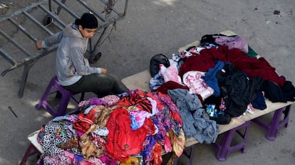 Un ni&ntilde;o vendiendo ropa en la calle en un mercado en T&uacute;nez.
 