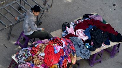 Un niño vendiendo ropa en la calle en un mercado en Túnez.