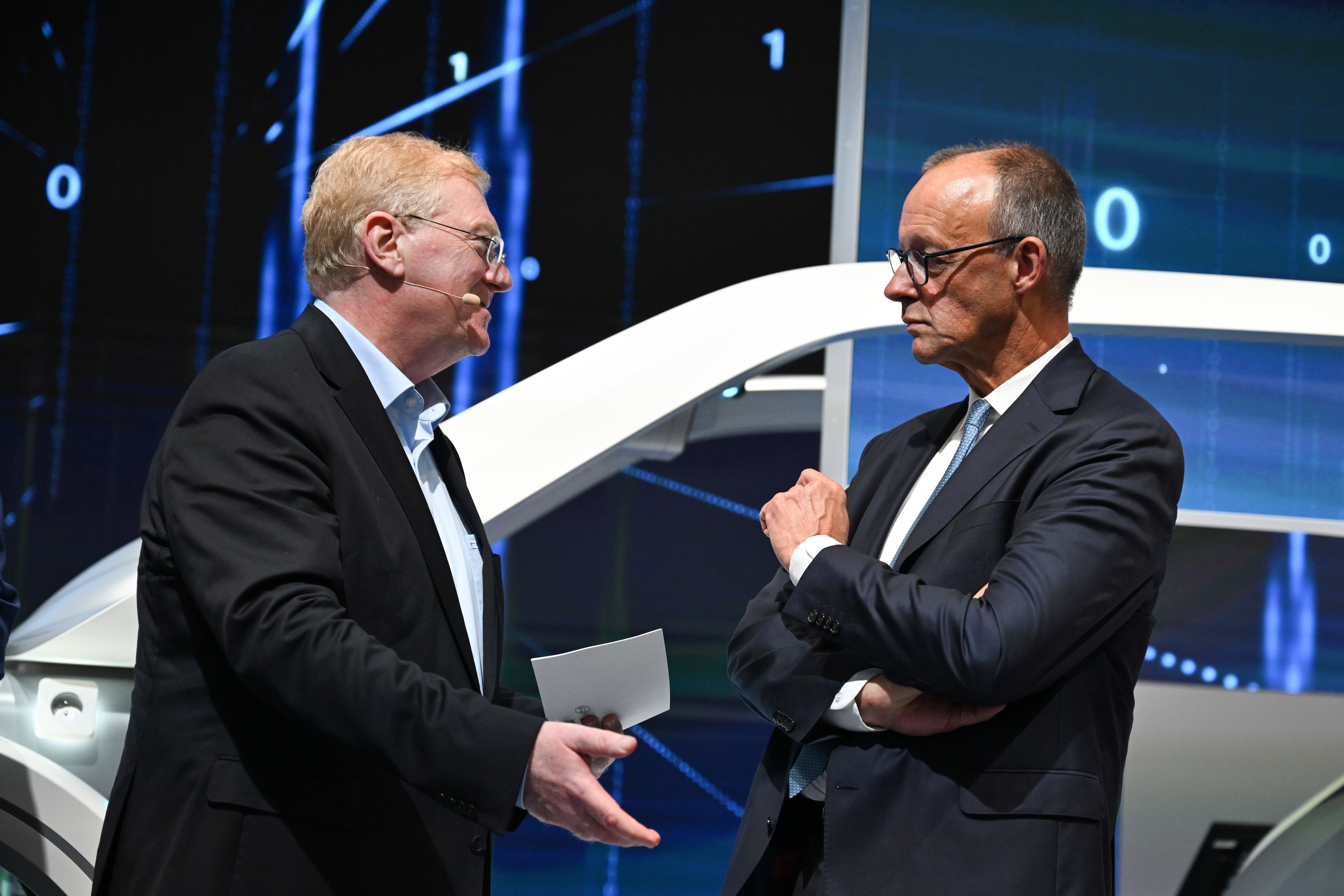 El consejero delegado de Bosch, Stefan Hartung, habla con el canciller alemán Friedrich Merz, durante el Salón del Automóvil de Múnich en septiembre de 2025.