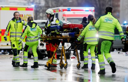 Personal de emergencias en la zona del suceso.