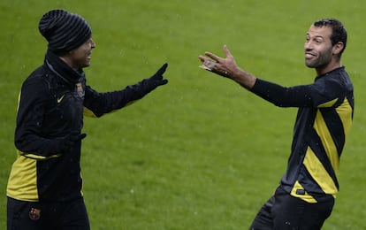 Mascherano y Adriano en el entranamiento previo al partido ante el Manchester City